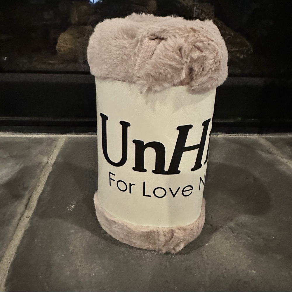 UnHide Lil Marsh Blanket Faux Fur
50x60 Rose RARE FIND! NWT